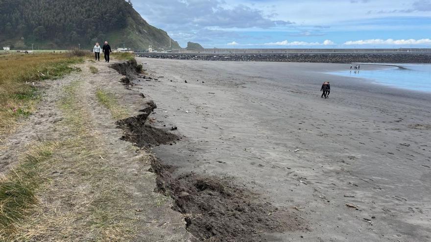 El reciente corte que ha hecho la mar en la duna de Los Quebrantos. | M. R.