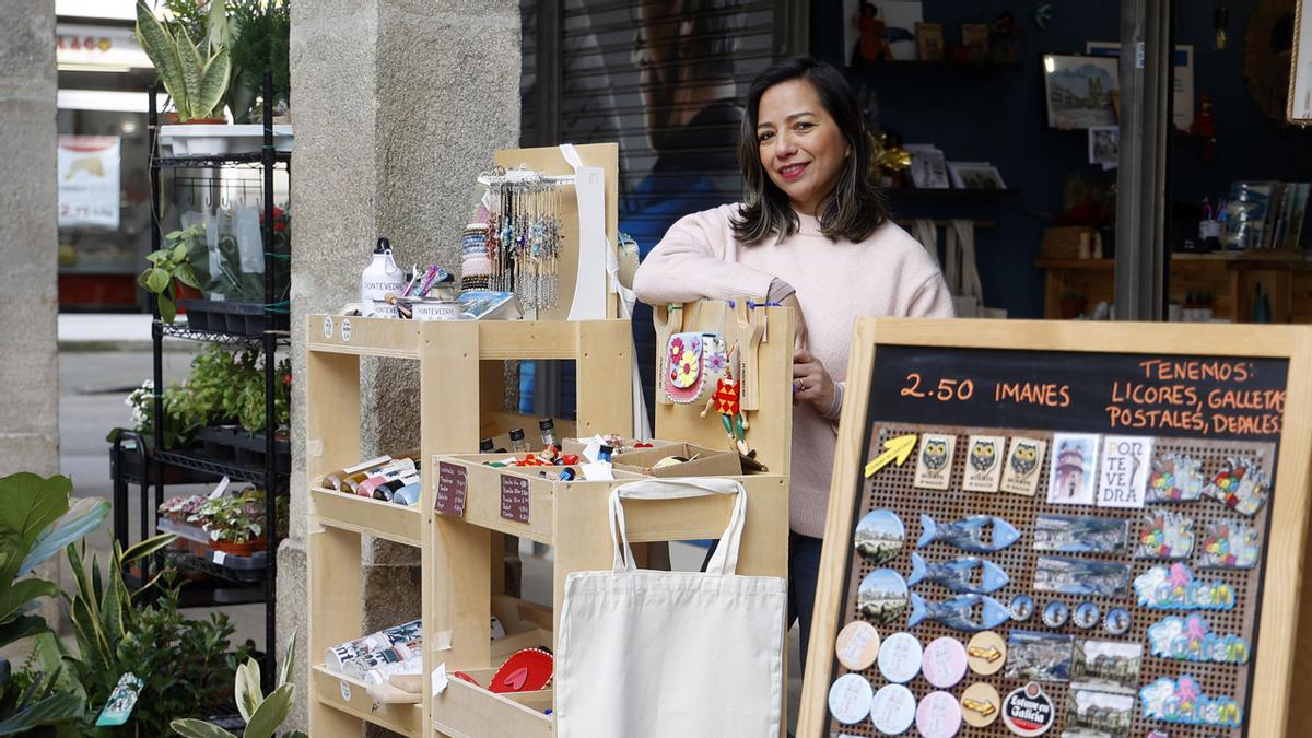 Una trabajadora autónoma de un comercio en la plaza de Abastos de Pontevedra