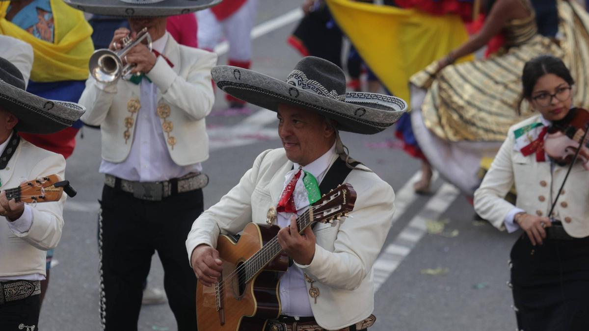 EN IMÁGENES: Oviedo asiste al desfile del Día de América en Asturias más potente de la historia