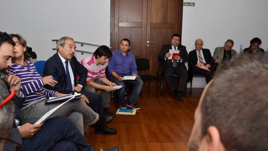 Wenceslao López, tercero por la izquierda, durante la reunión de ayer con los vecinos en el Ayuntamiento.