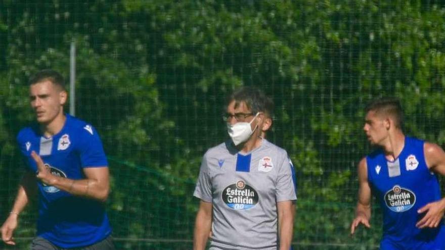 Fernando Vázquez, durante un entrenamiento en Abegondo.