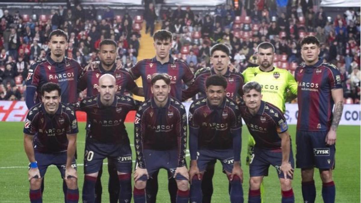 La alineación del Levante UD ante el Rayo Vallecano en Vallecas