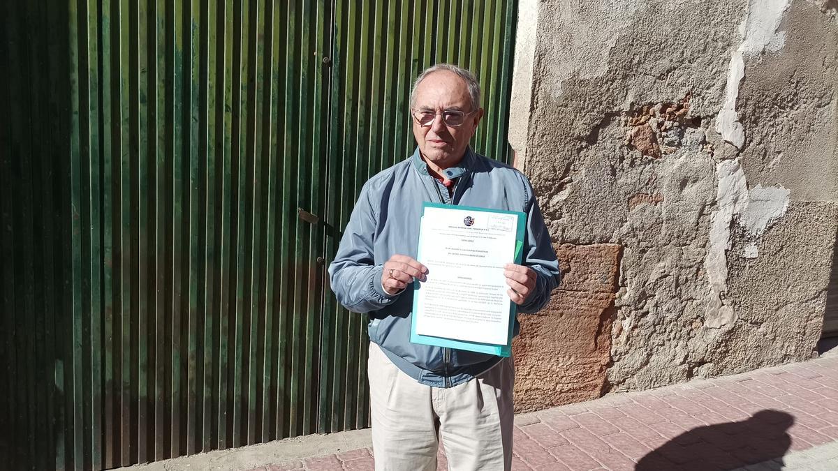 Florencio Dimas Balsalobre con el documento presentado en el Registro General del Ayuntamiento, este lunes.