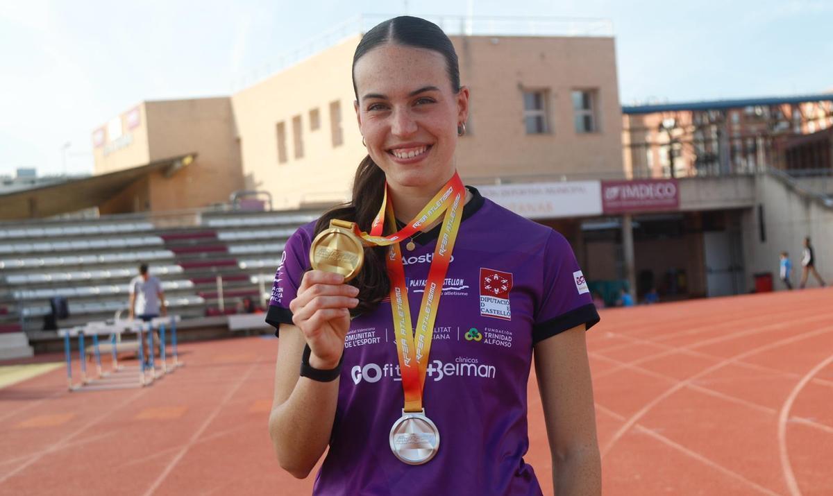 Carmen Avilés, en El Fontanar con las medallas ganadas en los pasados campeonatos nacionales.