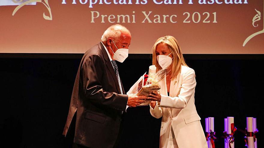 El propietario de Can Pascual recibe el premio por el centenario de la tienda. | 