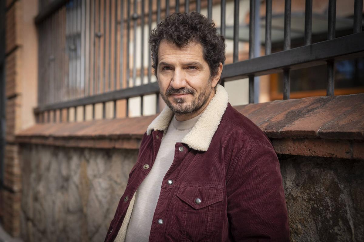 Barcelona. 5 de diciembre del 2025. Retratos a Jorge Torregrossa, creador de la serie de Netflix, Ciudad de sombras, un "thriller" con asesinatos en edificios de Gaudí y la última serie de Verónica Echegui. Fotos de Sandra Roman