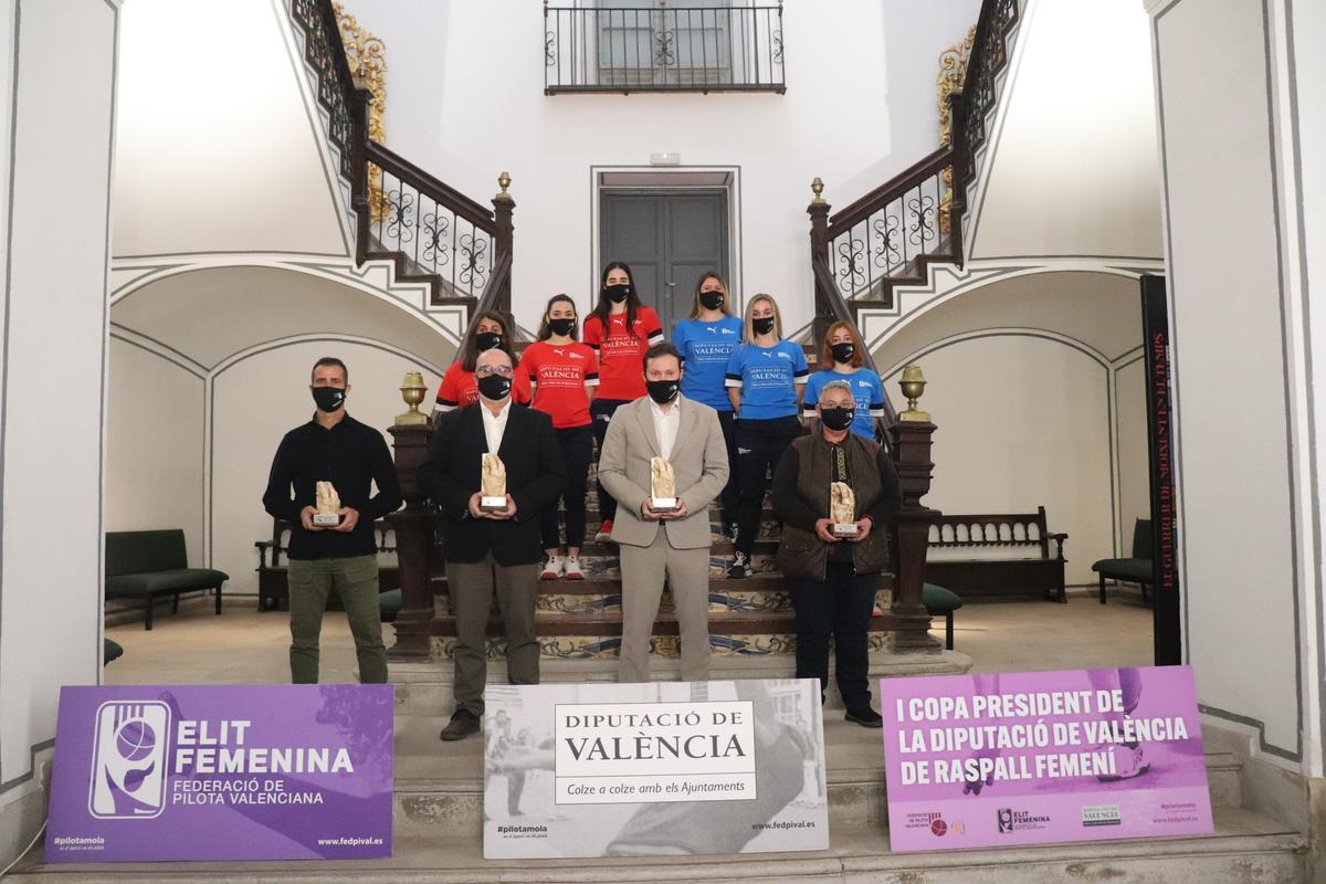 Foto de famìlia de la I Copa President de la Diputació de València de Raspall de Élite femenina.
