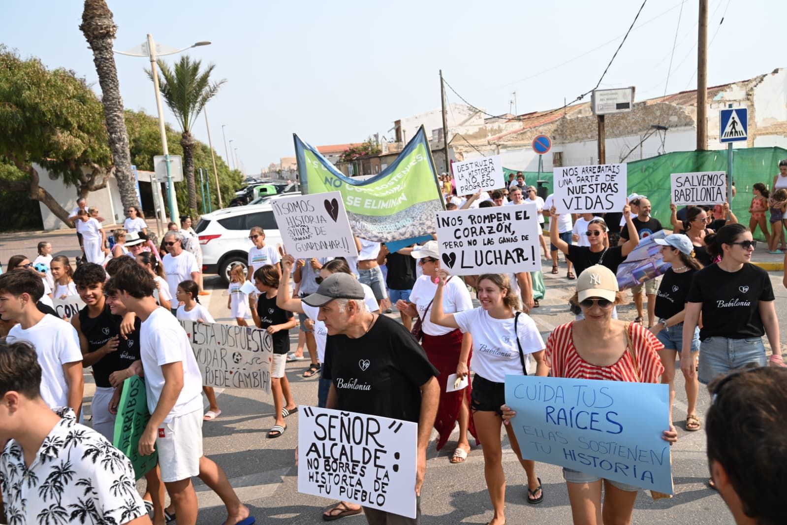 Protesta contra el derribo de las casas de la playa de Babilonia en Guardamar del Segura