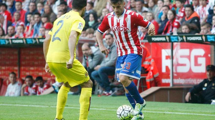 Jony intenta superar a Mario durante el último partido de la temporada.