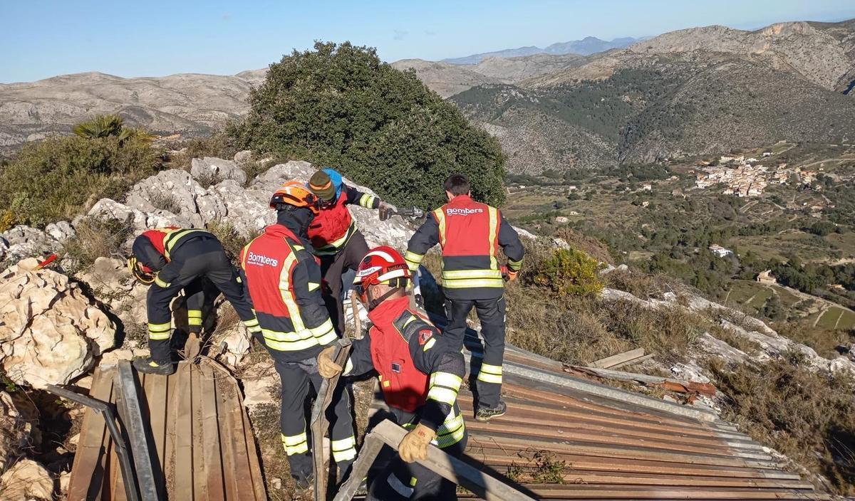 Los bomberos, en plena labor