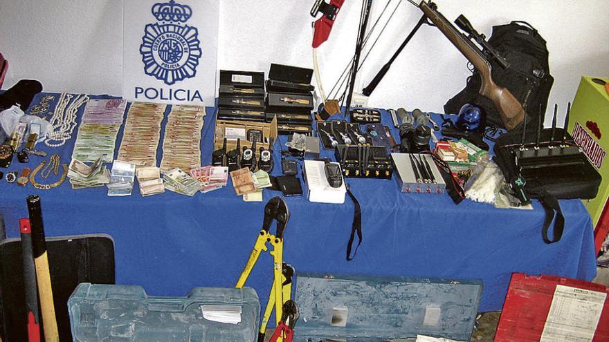 Joyas, dinero, armas y material intervenidos a la banda.