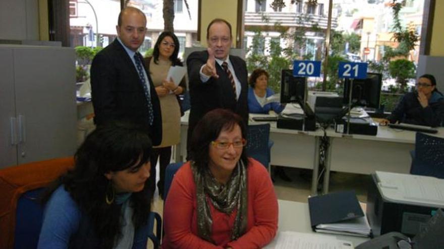 El concejal de Hacienda, Agustín Gutiérrez, a la derecha, con el alcalde en las oficinas municipales.  i ADOLFO MARRERO