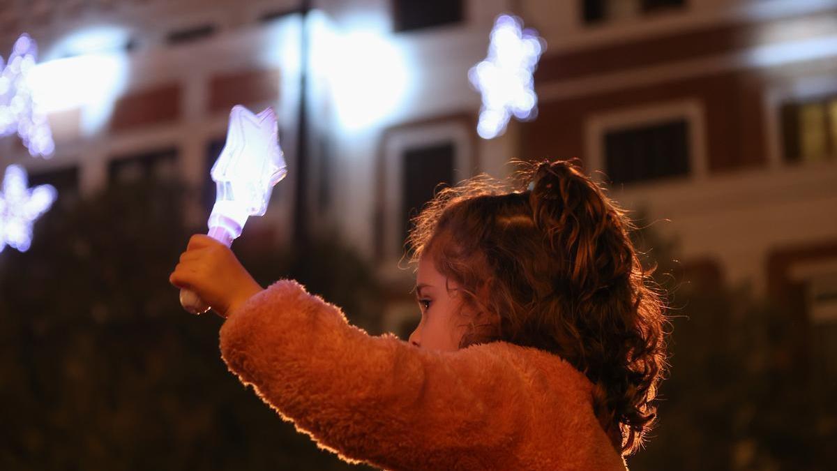 Una nena amb una llum en forma d'estrella