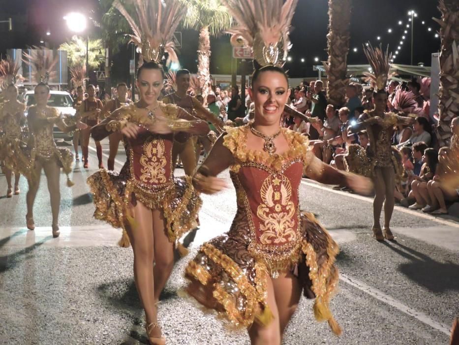 La bahía de Águilas se transforma en un gran teatro en su Carnaval de verano