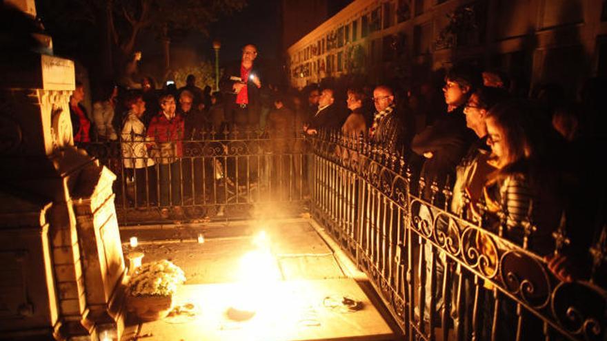 El cementiri s&#039;ambienta amb torxes i espelmes per a la visita.