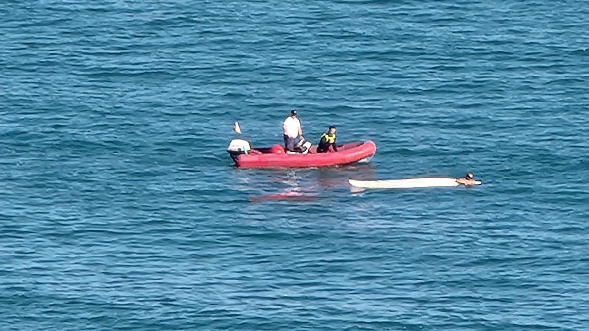 Rescatan a un surfista a la deriva en una playa de Alicante