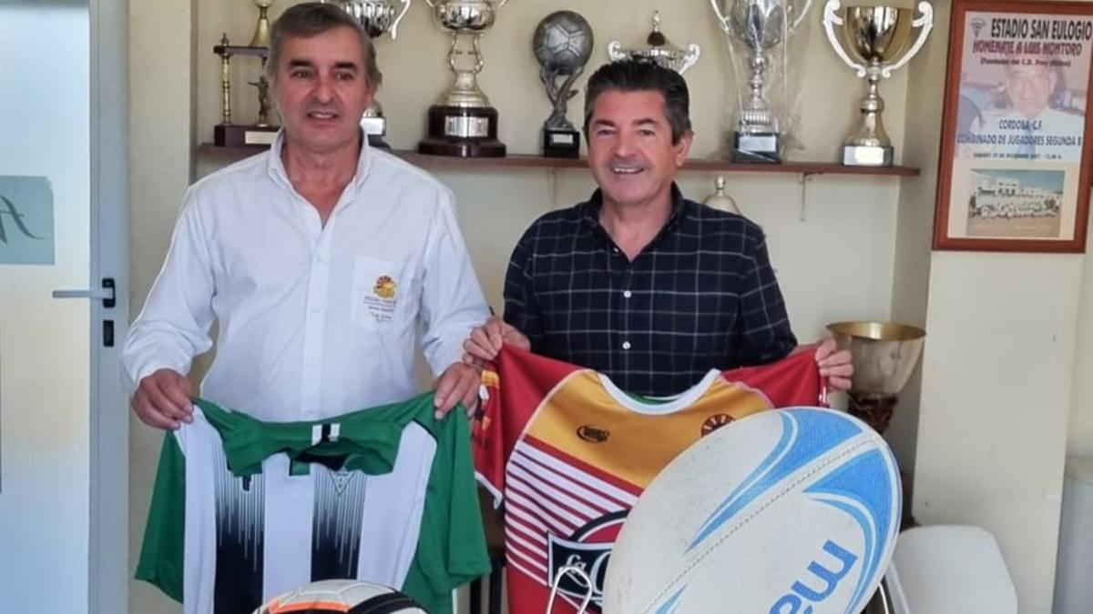 Los firmantes del convenio entre el Fray Albino Racing Córdoba y el Mezquita Rugby.