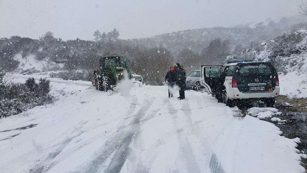 La nieve complica el tráfico en la A-52