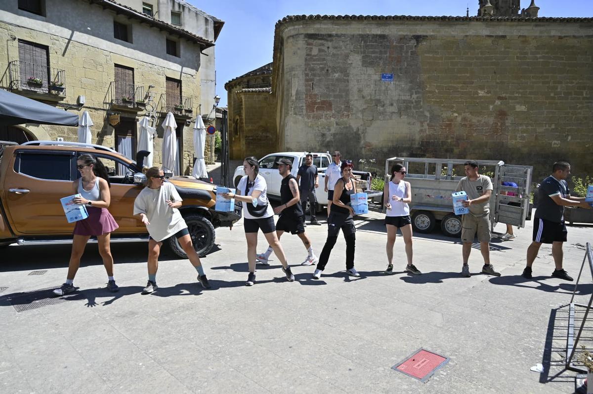 En imágenes I Acopio de agua y solidaridad entre los vecinos de Uncastillo