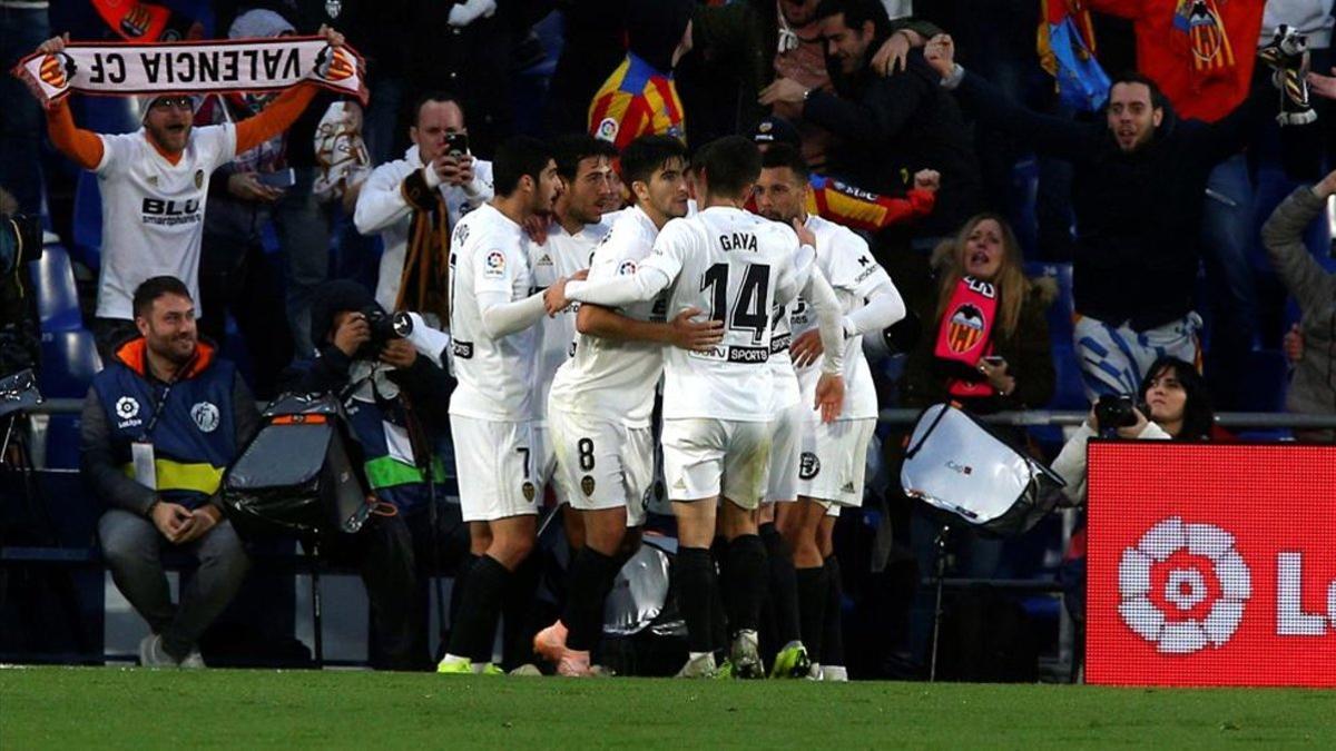 Los jugadores del Valencia hacen piña tras anotar un gol