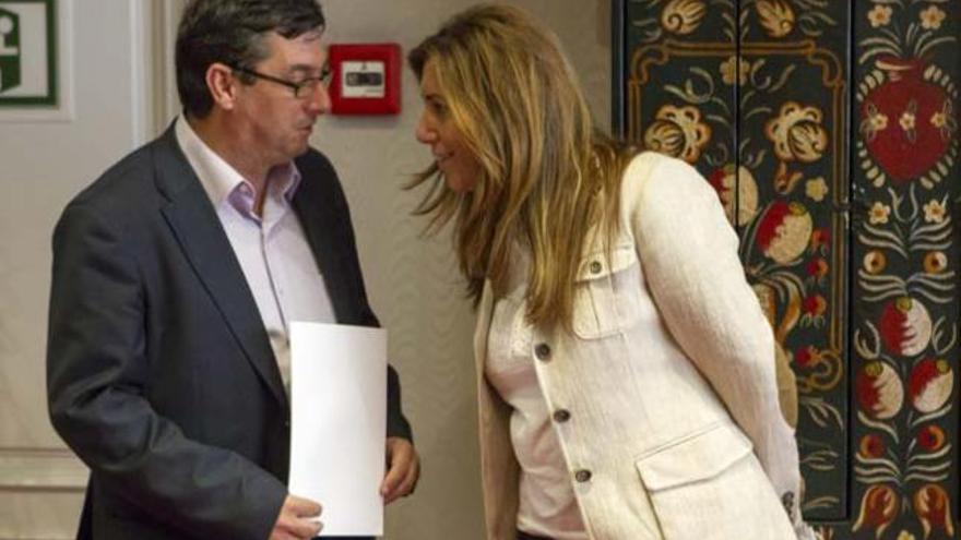 La secretaria de Organización del PSOE, Susana Díaz y el portavoz de IU en el Congreso Jose Luis Centella, miembros ambos de la Comisión de Diálogo del PSOE-A e IULV-CA.