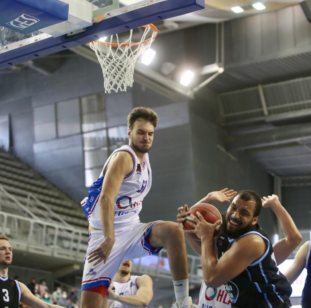 El HLA vence al líder y presenta su candidatura para al "play-off" por la ACB