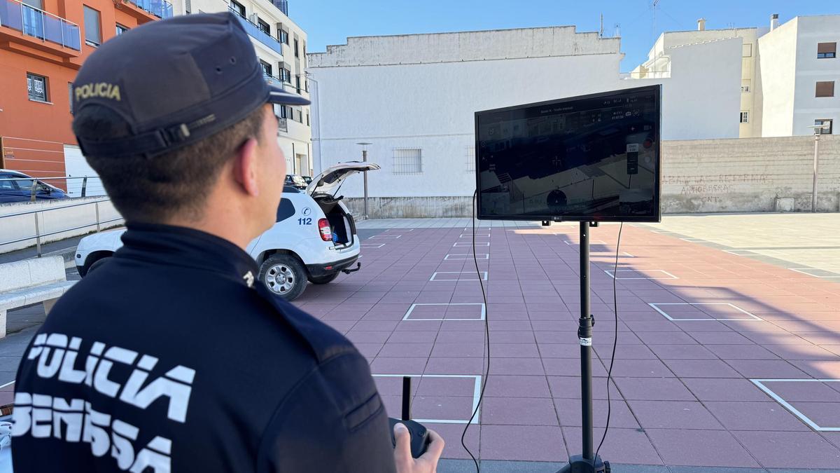 Un agente realiza un vuelo con uno de los drones