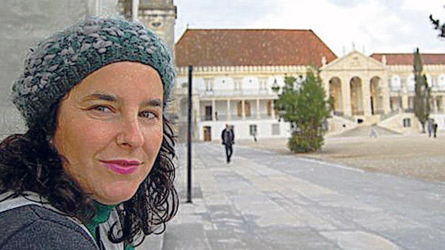 La investigadora viguesa Alexia Dotras, en la parte antigua de la Universidad de Coimbra.  // Elena Varela