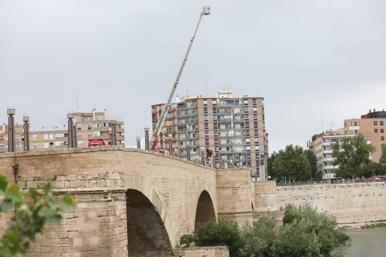 Rescate de un hombre en el río Ebro, en Zaragoza