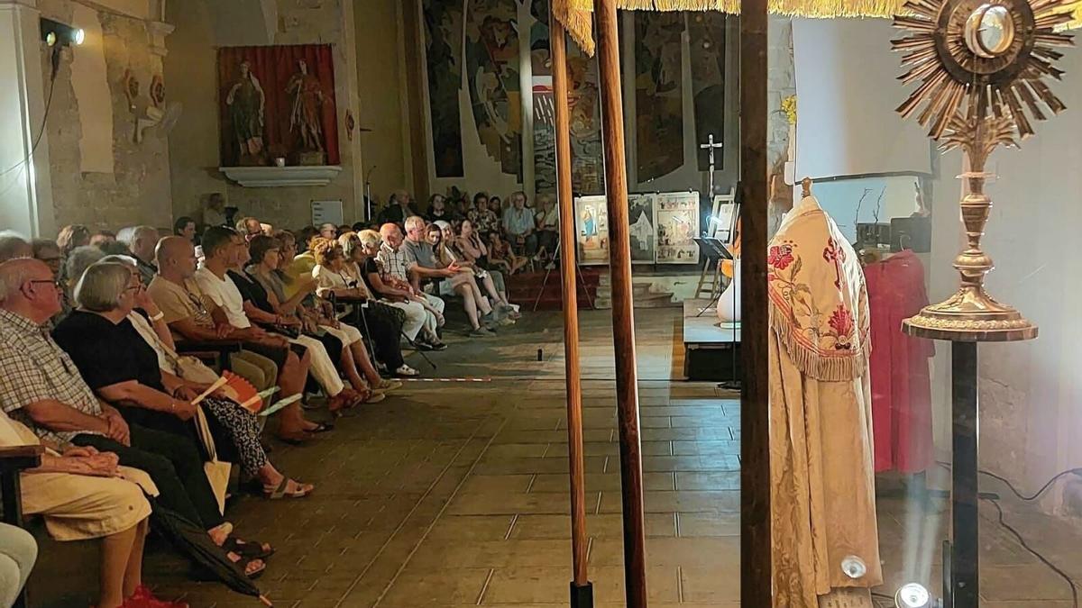 La nau central de l’església es va omplir de veïns, el passat 11 de juliol, en la presentació oficial de la mostra.