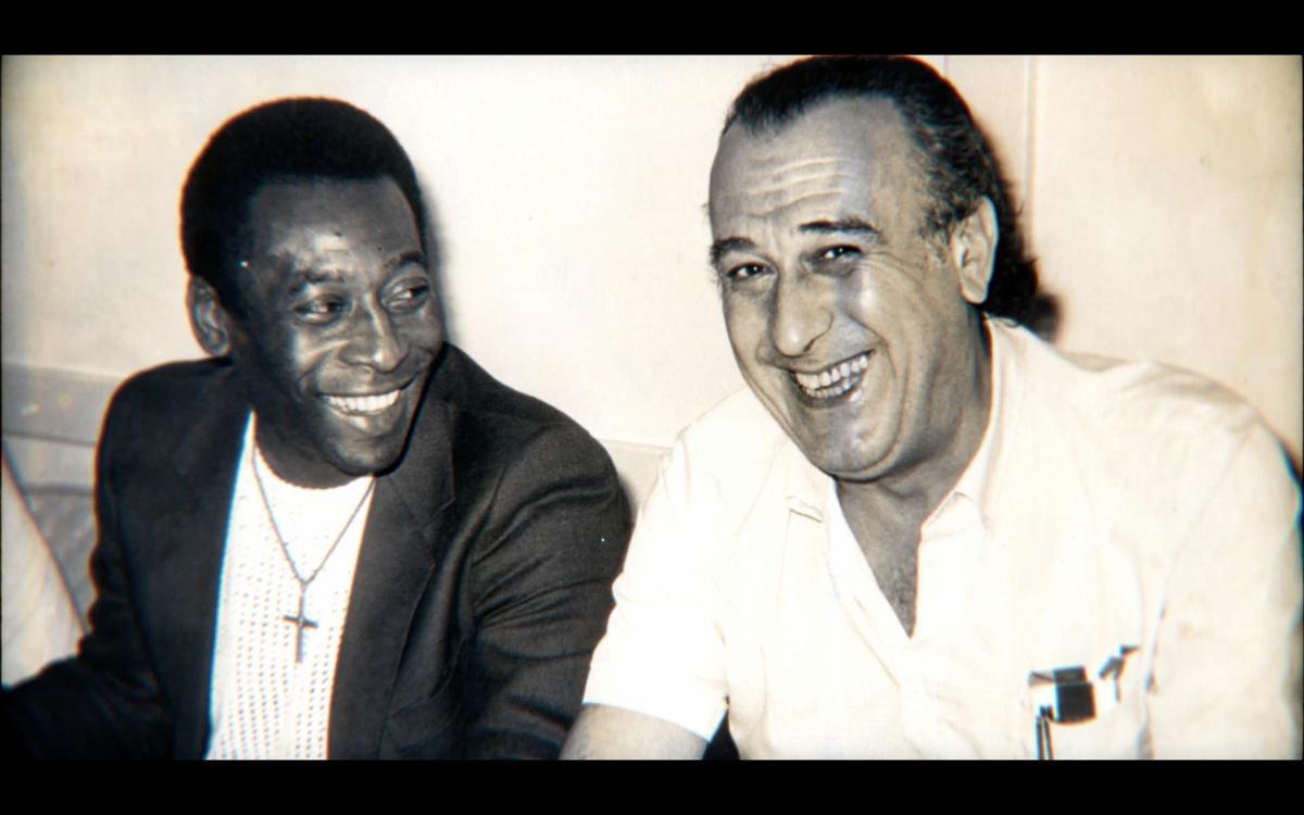 El tinerfeño Hans Henningsen posa con Pelé.