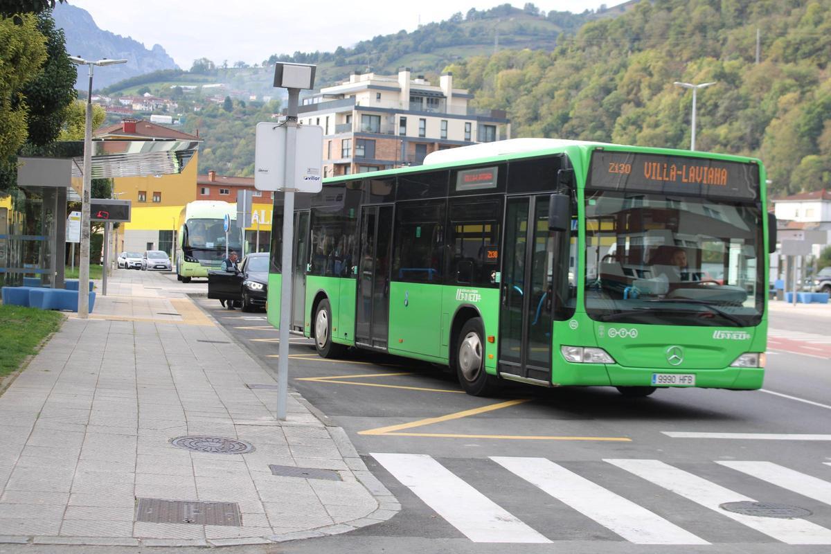 Dos autobuses en Pola de Laviana, en la zona del intercambiador de la calle Río Cares.