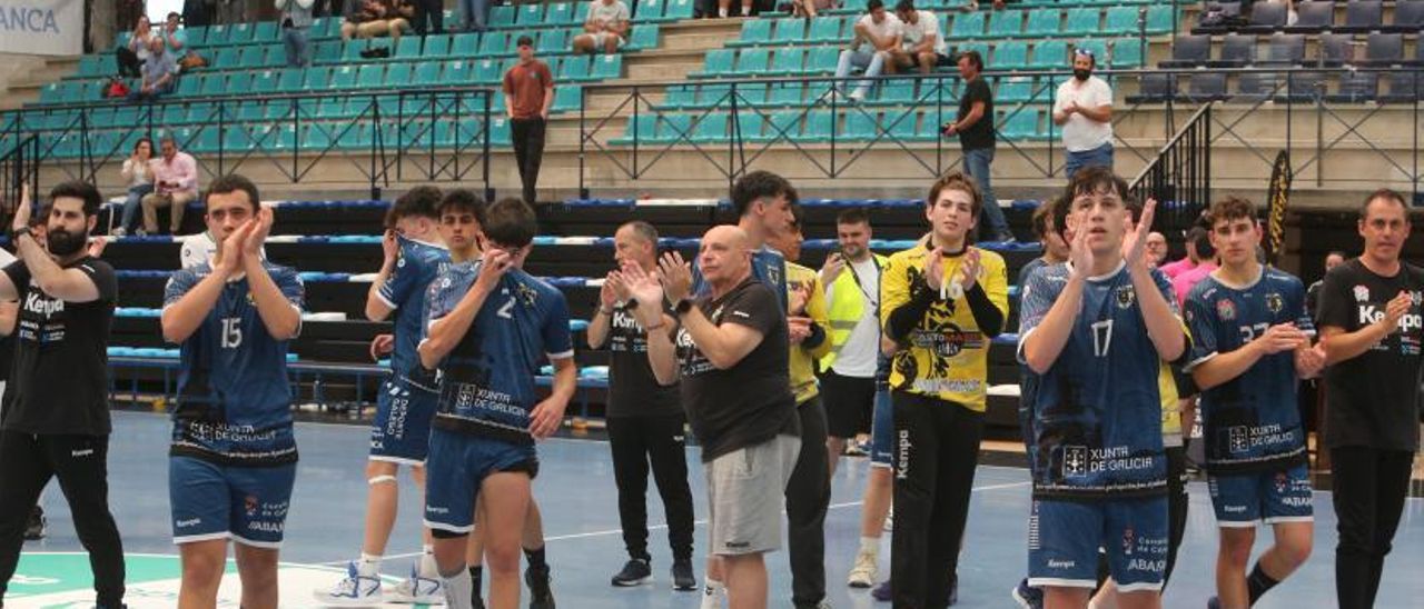 Los juveniles del Luceros saludan a la afición. A la izquierda, las juveniles del Cangas celebran un triunfo en el Sector. | // FDV