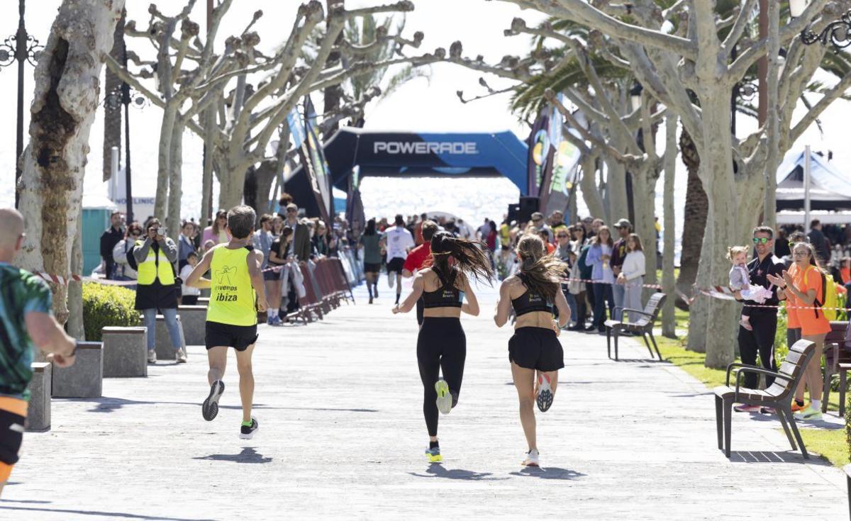 Corredores en la cursa del año pasado en Santa Eulària. | FOTOS: VICENT MARÍ