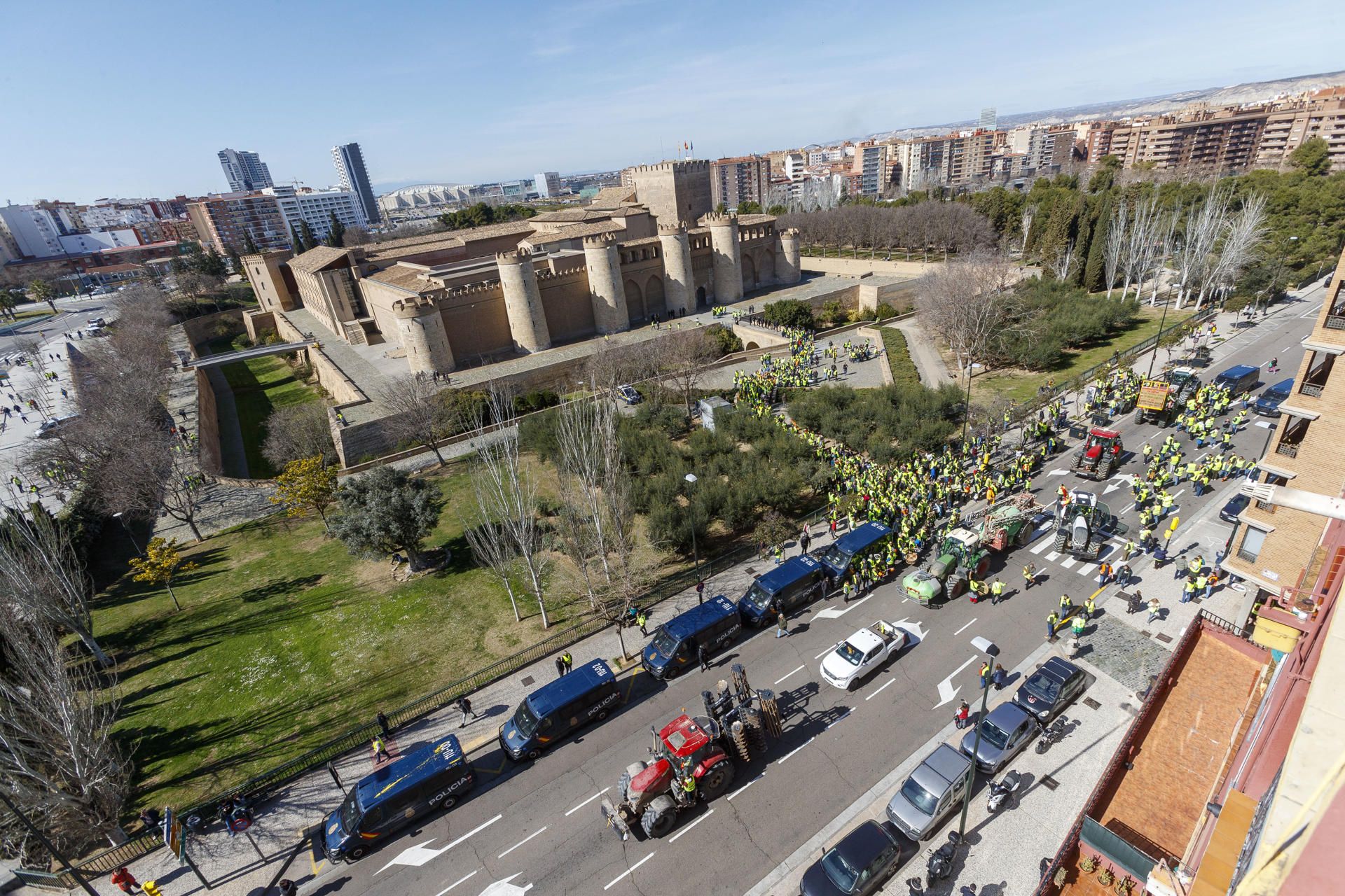 En imágenes | Las protestas de los agricultores llegan a las puertas de La Aljafería