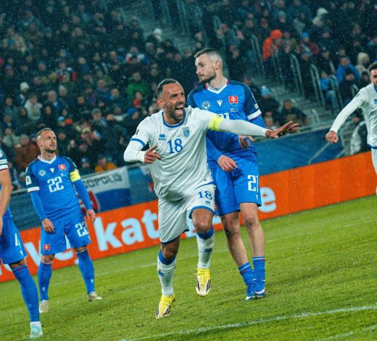 Muriqi, celebrando uno de los goles de Kosovo contra Eslovaquia.