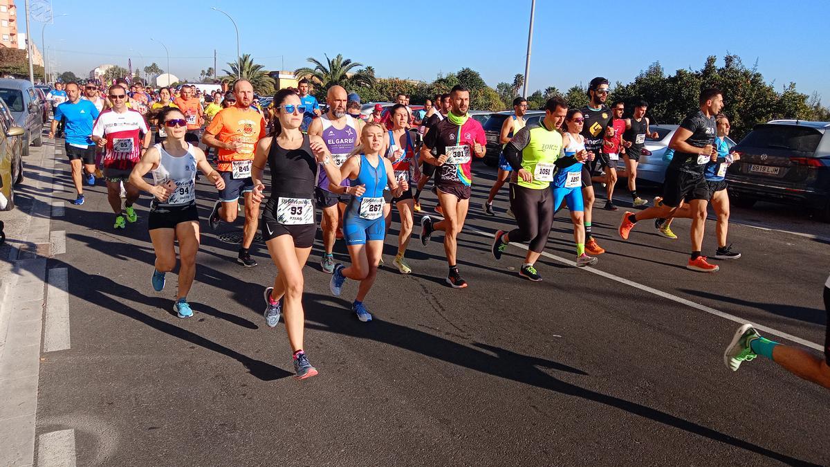 El pelotón de participantes en la carrera de este viernes en Xeraco