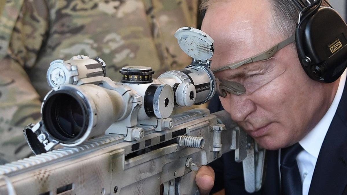 Putin demuestra su puntería con un rifle de francotirador en parque militar
