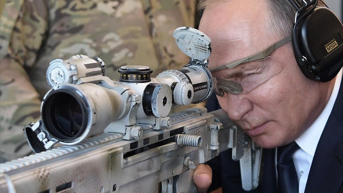 zentauroepp45104584 russian president vladimir putin looks through the scope as 180919204942