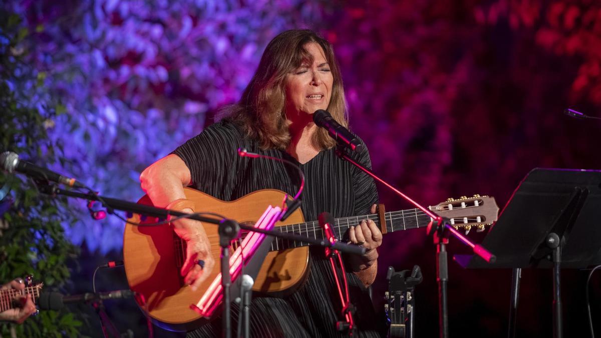 Maria del Mar Bonet, durant la seva actuació a Cardona