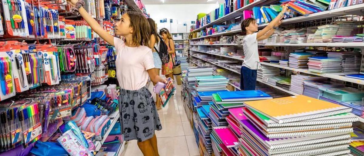 Varios menores y sus familias, preparando el material escolar días antes del inicio del pasado curso.