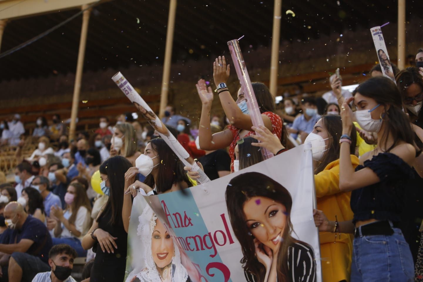 Las 79 aspirantes a Bellea del Foc desfilan en la Gala de Candidatas tras un año de espera