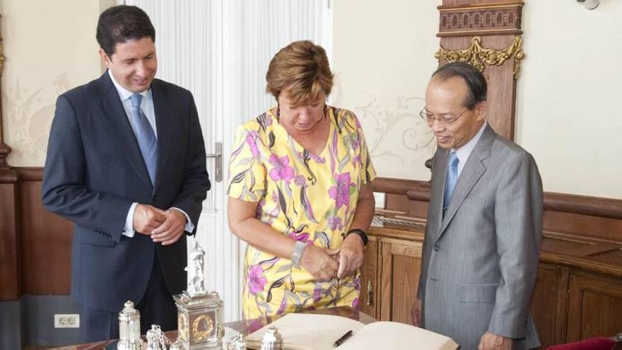 El presidente del Puerto, la alcaldesa de Cartagena y el embajador de Taiwán.