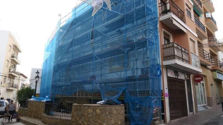 La rehabilitación de murales se ha iniciado con el de la plaza del Mosquit.