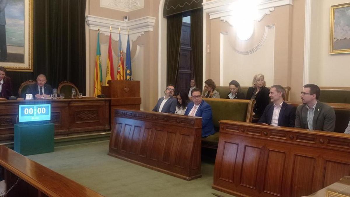 El pleno de Castelló aprueba la renuncia de Ramírez entre insultos y reproches: desde "provocadores de muertes en trenes" a "subirse la bragueta"