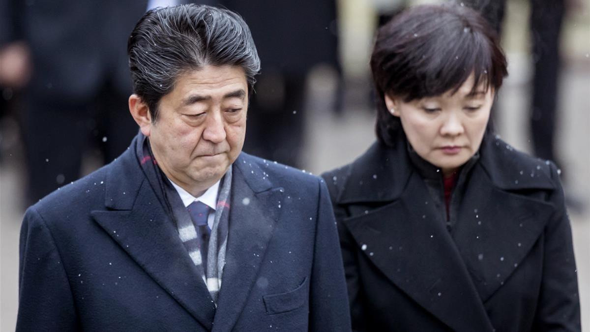 El primer ministro japonés, Shinzo Abe, y su esposa, Akie Abe, juntos en un acto en Lituania en enero del 2018