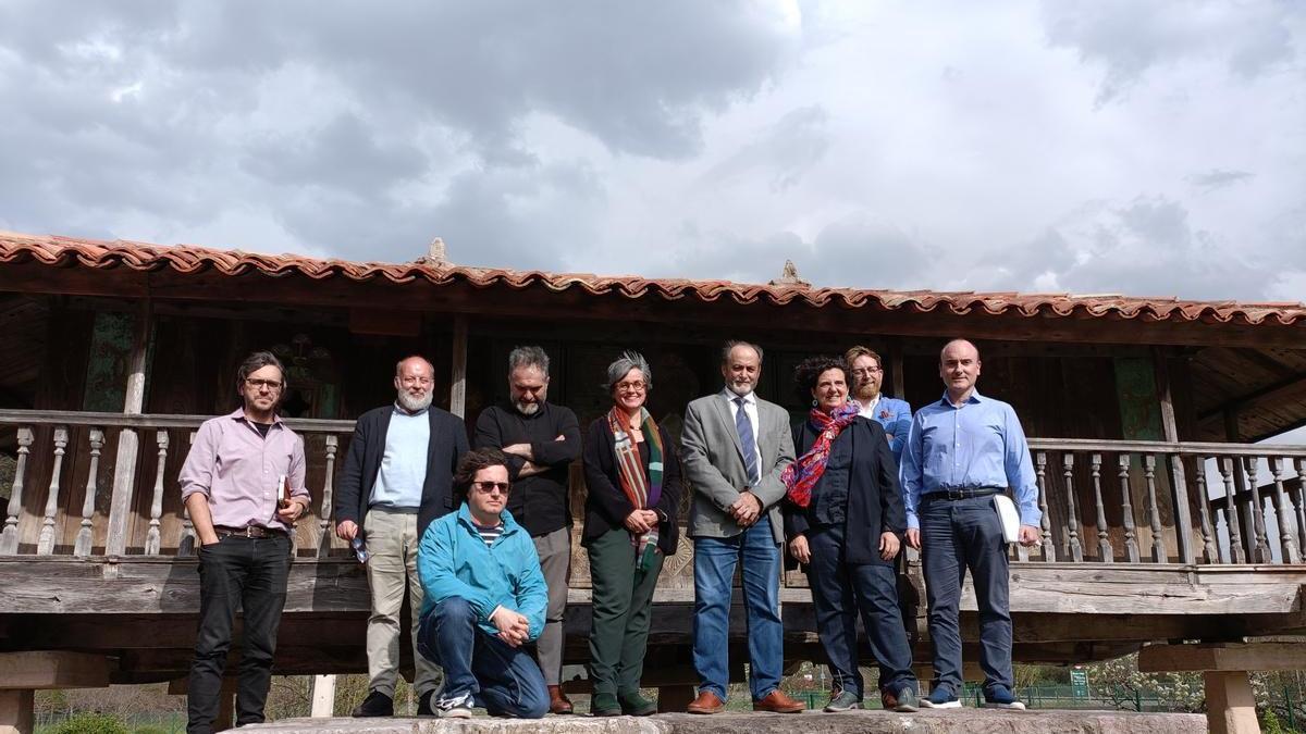 Los integrantes de la Mesa del Hórreo, en Bueño.