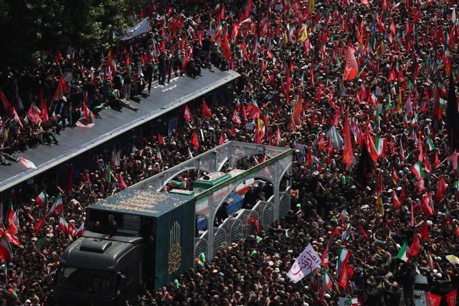 Millones de personas despiden a Alí Jameneí en Teherán en un gesto de poder de la República Islámica