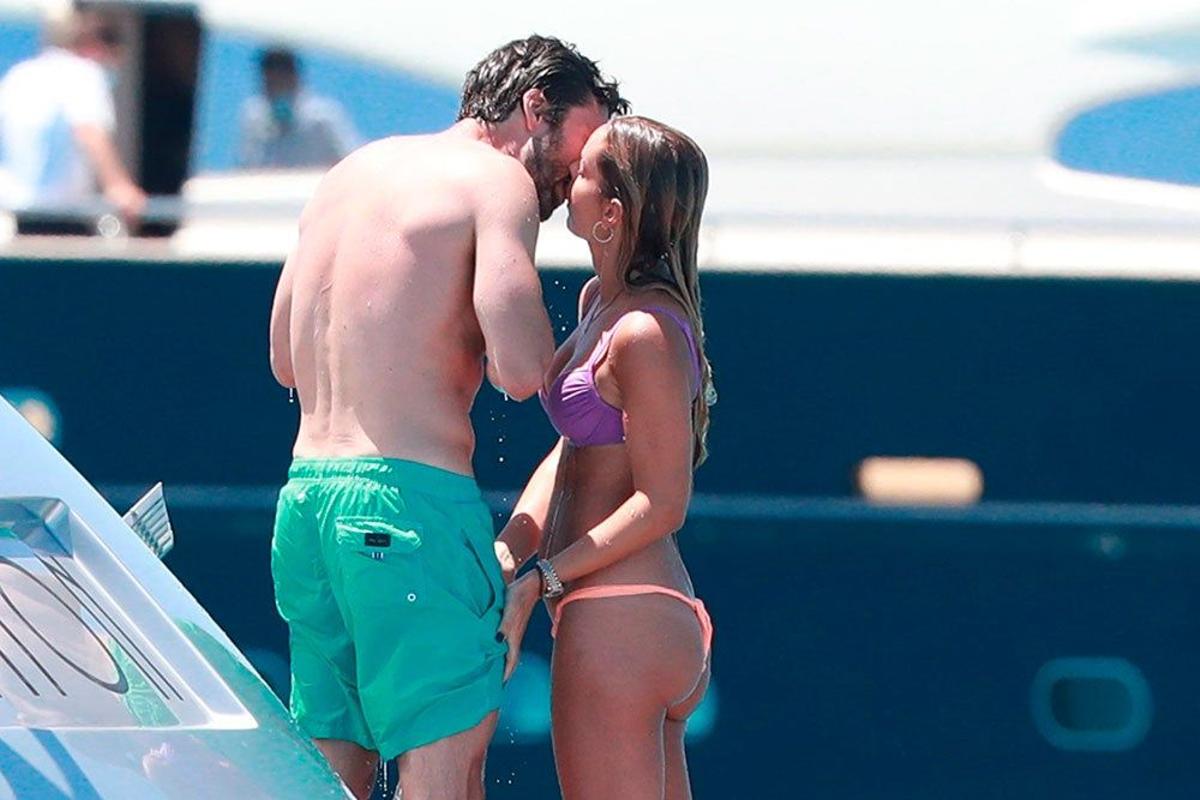 El beso que confirma la relación de verano de Sebastian Stan y Alejandra Onieva