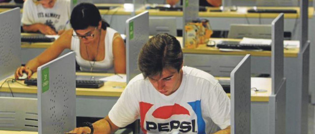 Un momento del experimento celebrado el pasado martes, en el laboratorio de la calle Serpis, en València.  m. á. bustamante